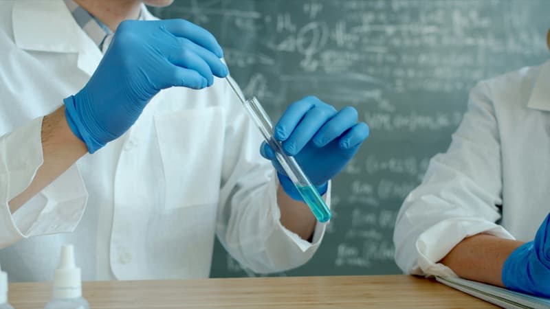 実験用の試験管を扱う研究者の手元